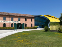 Muzeum Ferrari v Modeně - záběr na starou továrnu a nové muzeum